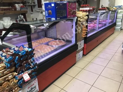 Market Display Cabinet – Block-Leg With Hydraulic Lid