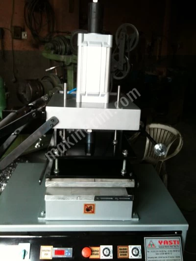 AS ORDERED. HOT CLIQUE PRINTING MACHINE AND AUTOMATIC WRAPPED FOIL GOLDING MACHINE 35x30 cm
