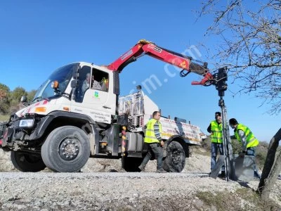 Trafik İşaretleri ve Yol Levha Çakma Vinci