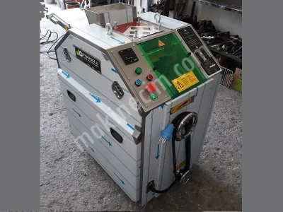 Dough cutting machine