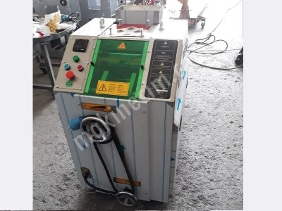 Dough cutting machine