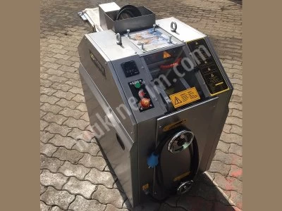 Dough cutting machine