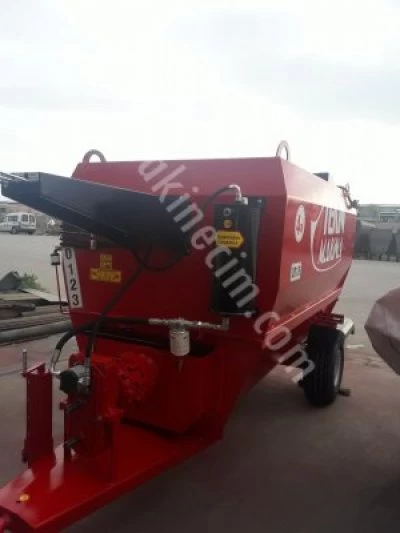 4 M3 Traktörlü Yem Karma Makinası