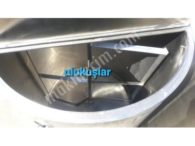 STAINLESS 2650 LITER MIXER MIXER HEATED AND REFRIGERATED CHOCOLATE TANK