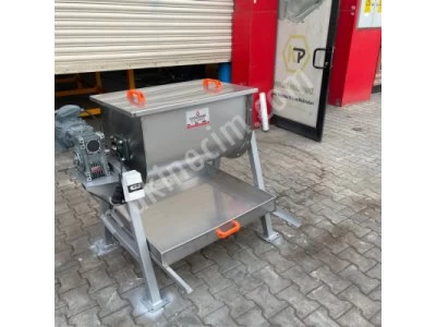 Horizontal powder mixer