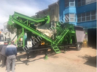 Mobile Stone and Soil Screening Machine
